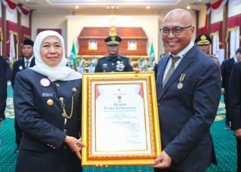 Akhmad Munir Terima Penghargaan “Jer Basuki Mawa Beya”: Dedikasi untuk Pers Berintegritas!