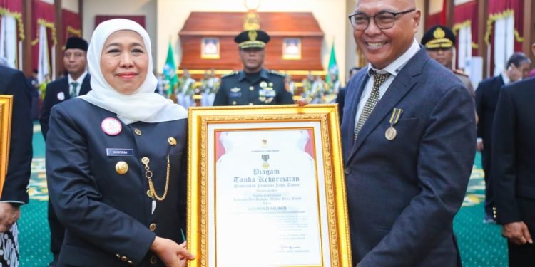 Akhmad Munir Terima Penghargaan “Jer Basuki Mawa Beya”: Dedikasi untuk Pers Berintegritas!