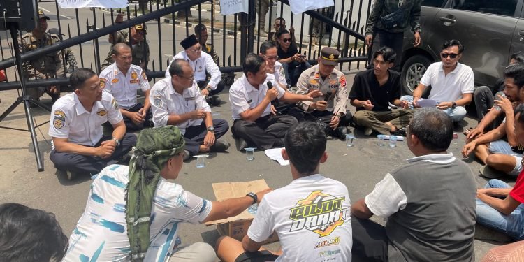 Pemprov Banten Rangkul Komunitas Angkot: Trans Banten Dievaluasi Demi Keadilan!