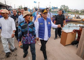 Gubernur Andra Soni ‘Blusukan’ ke Laut, Dengarkan Jeritan Nelayan Kronjo!