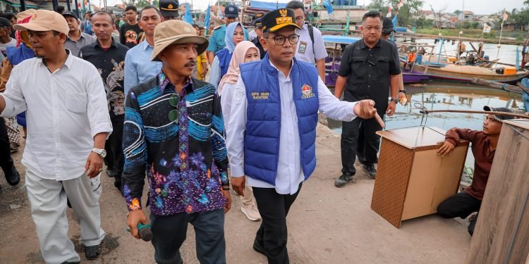 Gubernur Andra Soni ‘Blusukan’ ke Laut, Dengarkan Jeritan Nelayan Kronjo!