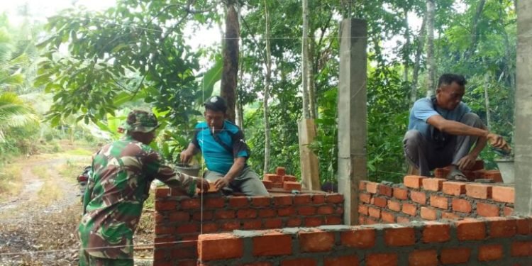 Satgas TMMD Kodim 0427/Way Kanan Bangun Pos Kamling Idaman di Kampung Sriwijaya