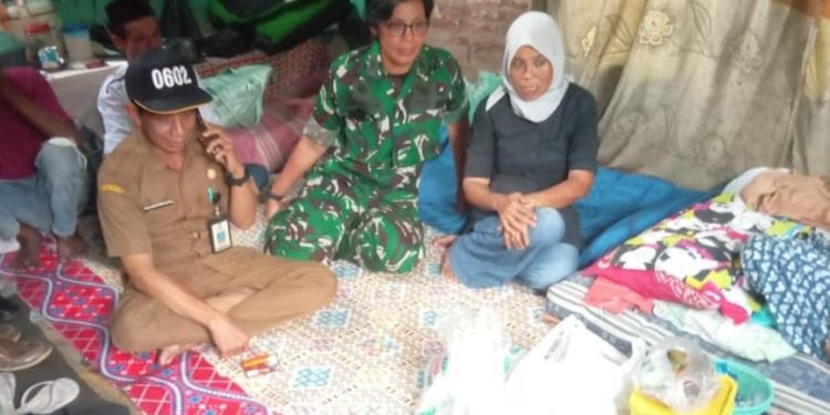 TNI Sigap Bantu Korban Bencana di Tunjung Teja: Kemanunggalan TNI-Rakyat Terus Dikuatkan