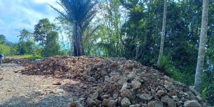 Warga Cikamundiing Gerah Lahan Dijadikan Tempat Penyimpanan Batu