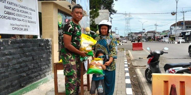 Ketahanan Pangan Terjaga: Danramil Cipocok Jaya Pimpin Distribusi Beras SPHP untuk Masyarakat