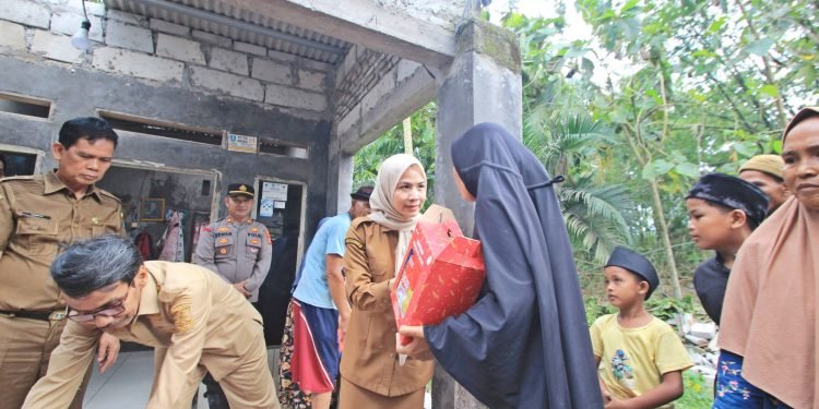 Puting Beliung Terjang Serang, Bupati Ratu Zakiyah Turun Tangan Beri Bantuan dan Semangat Warga