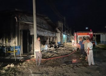 Aksi Heroik Polisi dan Damkar Padamkan Kebakaran di Peternakan Malindo Pamarayan