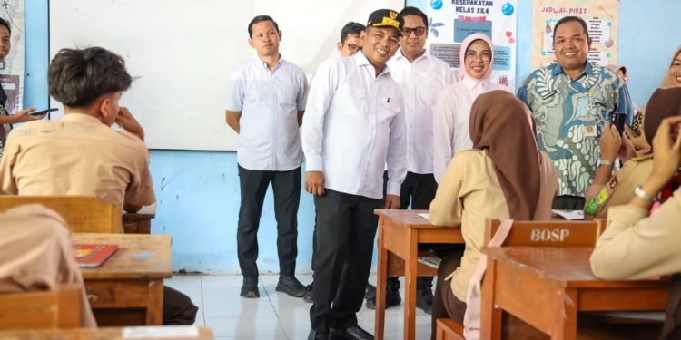 Gubernur Andra Soni Kawal Program Makan Bergizi Gratis di Pesisir Pandeglang