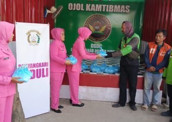 Sentuhan Hangat Bhayangkari Ciruas: Jumat Berkah dengan Makan Siang untuk Pengojek dan Warga