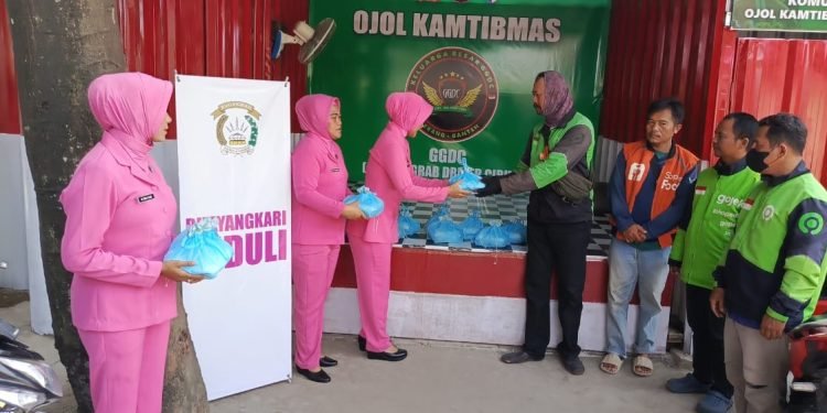 Sentuhan Hangat Bhayangkari Ciruas: Jumat Berkah dengan Makan Siang untuk Pengojek dan Warga