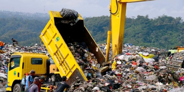 Gunung Sampah Ancam Sarimukti: Daerah Diminta Mandiri Kelola Sampah