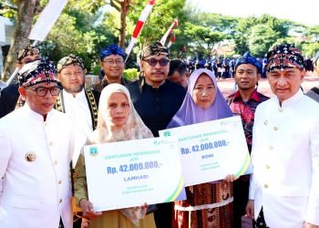 HUT Banten ke-25: Gubernur Andra Soni Tabur Penghargaan, Semangati Pembangun Daerah!