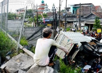 Truk Kontainer Jatuh dari Tol Merak, Timpa Kendaraan dan Juru Parkir