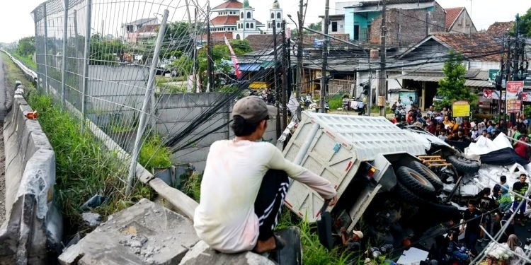 Truk Kontainer Jatuh dari Tol Merak, Timpa Kendaraan dan Juru Parkir