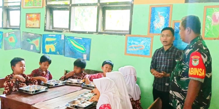 MBG di Taktakan: Babinsa Jadi Garda Terdepan, Pastikan Gizi Anak Tercukupi!