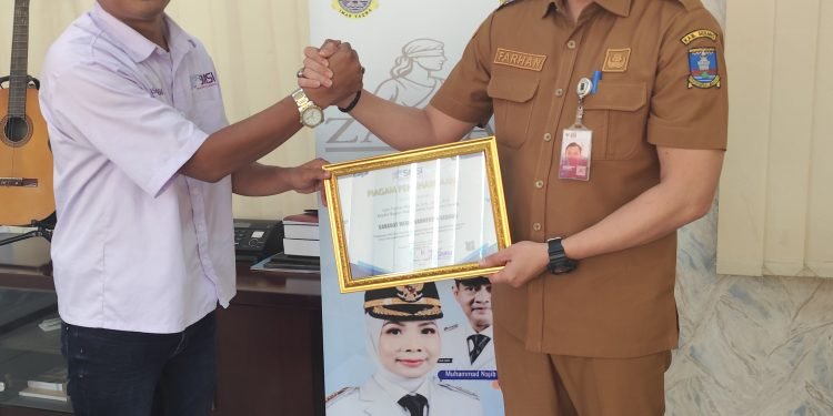 SMSI Kabupaten Serang Berikan Penghargaan Sahabat Media Kepada Kabag Hukum Kabupaten Serang 
