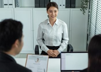 Gelar Sarjana Tak Lagi Jaminan: Lulusan S1 Berjuang di Tengah Badai Pengangguran