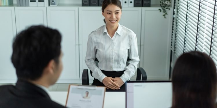 Gelar Sarjana Tak Lagi Jaminan: Lulusan S1 Berjuang di Tengah Badai Pengangguran