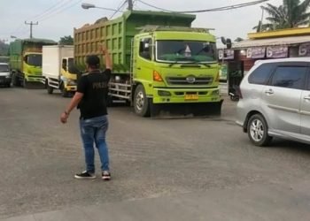 Ironi di Serang: Truk Industri Mengular, Jalan Sempit Bikin Sengsara