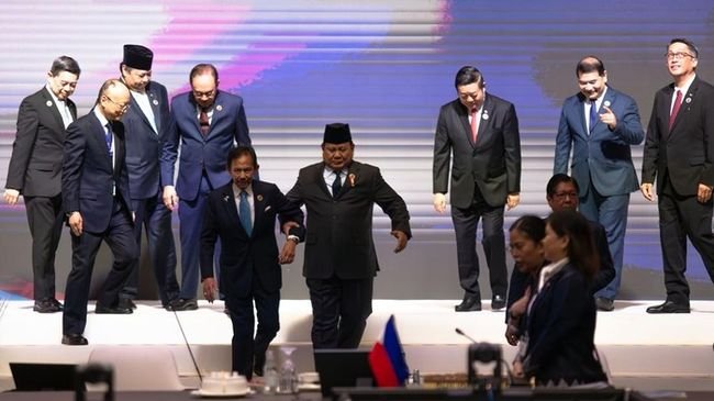 Sentuhan Kemanusiaan di KTT ASEAN: Prabowo Sigap Bantu Sultan Brunei