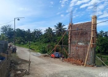 Pandeglang Gempar: Gapura Mewah Ratusan Juta Rupiah Menuju Rumah Pejabat Jadi Polemik!