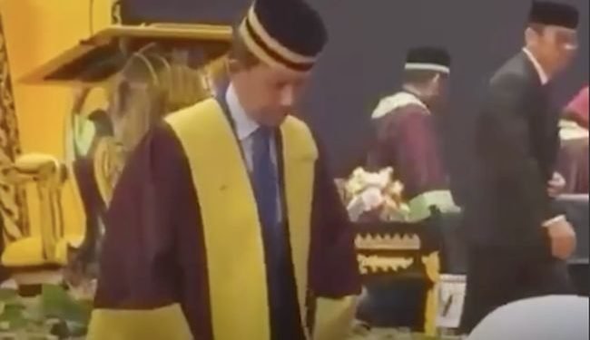 Sultan Brunei Terjatuh: Momen yang Sempat Membuat Khawatir Para Pengawal