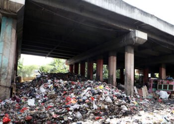 Gunungan Sampah di Kolong Tol Priok: Potret Krisis Lingkungan yang Menggerus Kehidupan Warga