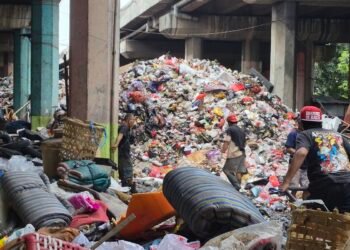 Gunungan Sampah di Kolong Tol Tanjung Priok: Upaya Pembersihan, Dampak ke Warga, dan Harapan Penataan