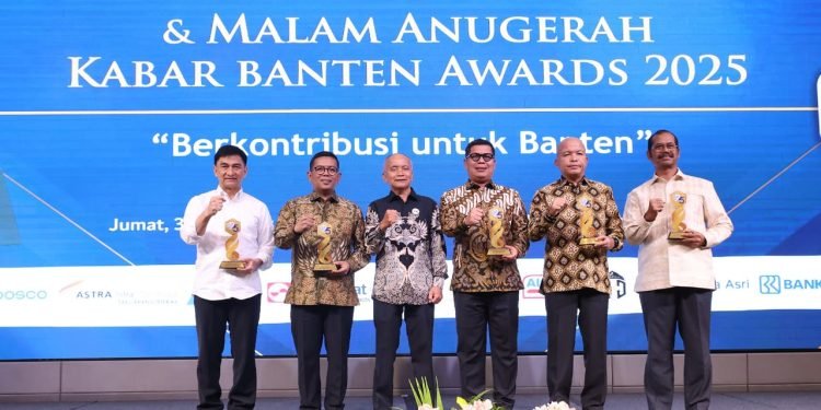Kabar Banten Award 2025: Wagub Banten Dinobatkan Sebagai Pemimpin Peduli Sosial!