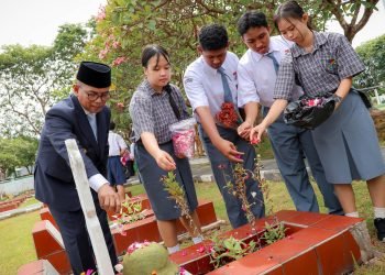 Gubernur Andra Soni Pimpin Ziarah Hari Pahlawan, Siswa Mardiyuana Serang Ikut Tabur Bunga