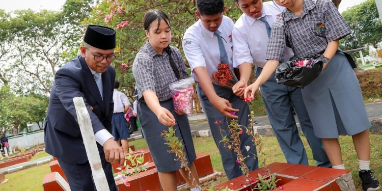 Gubernur Andra Soni Pimpin Ziarah Hari Pahlawan, Siswa Mardiyuana Serang Ikut Tabur Bunga