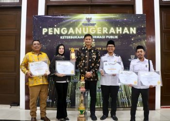 Perumda Tirta Al-Bantani Raih Anugerah Badan Publik Informatif KIP 2025