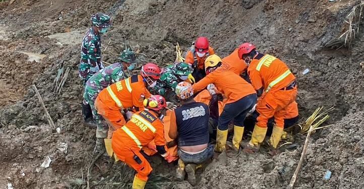 Unit K9 Polda Jateng Berhasil Temukan Titik Korban Bencana di Pandanarum