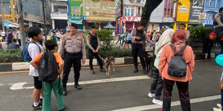 Patroli Humanis Den K-9 Warnai Car Free Day Depok, Warga Antusias Berinteraksi dengan Satwa Polisi