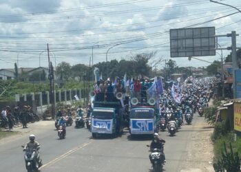 Kapolres Serang Ikut Naik Mobil Komando Kawal Aksi Buruh Tuntut Kenaikan UMK
