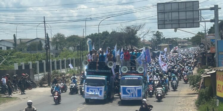 Kapolres Serang Ikut Naik Mobil Komando Kawal Aksi Buruh Tuntut Kenaikan UMK