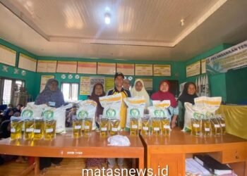 Pemerintah Kampung Karya Maju Salurkan Bantuan Beras dan Minyak Goreng untuk 135 Keluarga