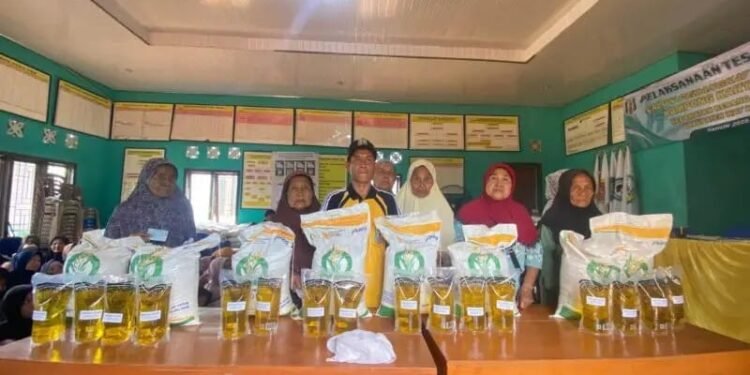 Pemerintah Kampung Karya Maju Salurkan Bantuan Beras dan Minyak Goreng untuk 135 Keluarga