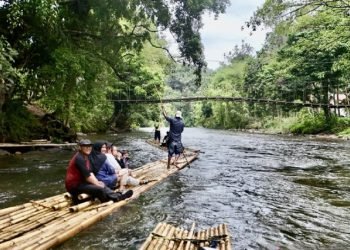 Pesona Loksado Terungkap: Bamboo Rafting & Geopark Meratus Tarik Wisatawan Mancanegara!