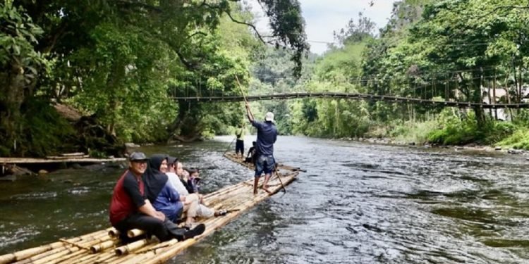 Pesona Loksado Terungkap: Bamboo Rafting & Geopark Meratus Tarik Wisatawan Mancanegara!