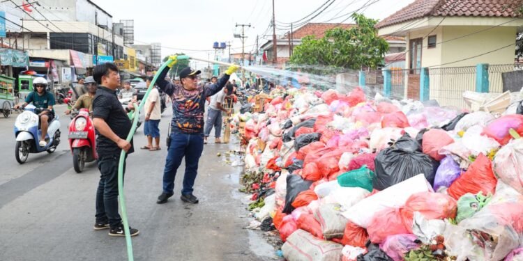 Pemkot Tangsel Tanggulangi Krisis Sampah dengan Cairan Antibau
