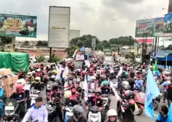 Gelombang Protes Buruh Kepung Kantor Gubernur Banten, Lalu Lintas Terganggu