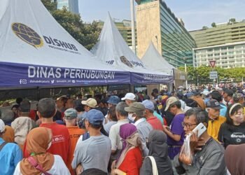 Oma dan Opa Antre Kartu Layanan Gratis di Car Free Day demi Hemat Ongkos