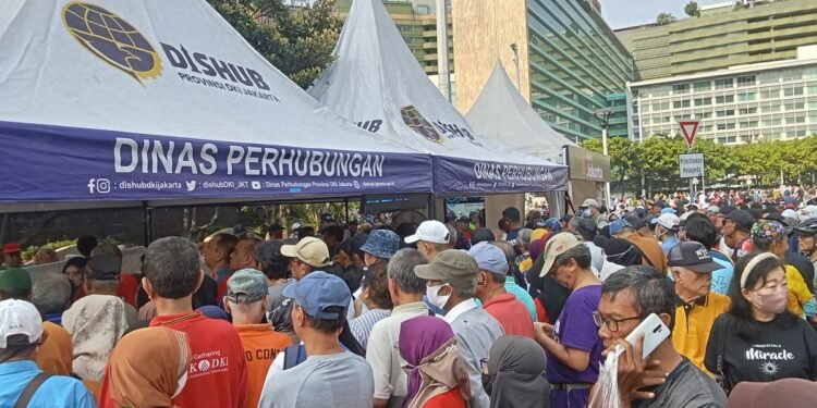 Oma dan Opa Antre Kartu Layanan Gratis di Car Free Day demi Hemat Ongkos
