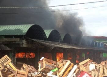 Kebakaran Hebat di Pasar Induk Kramat Jati, Pedagang Panik Selamatkan Dagangan