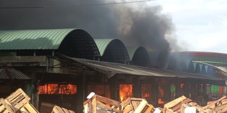 Kebakaran Hebat di Pasar Induk Kramat Jati, Pedagang Panik Selamatkan Dagangan
