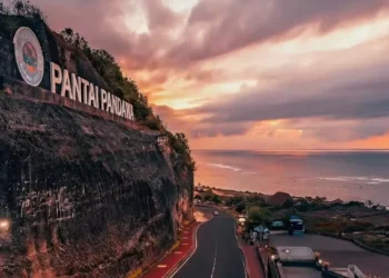 Pesona Pantai Pandawa: Dari Tebing Kapur Hingga Sunset Menawan, Wisatawan Melimpah