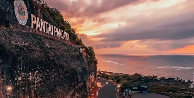 Pesona Pantai Pandawa: Dari Tebing Kapur Hingga Sunset Menawan, Wisatawan Melimpah