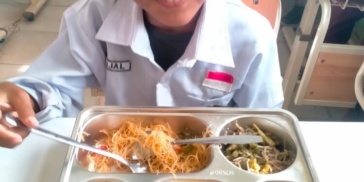 Polres Serang Rutin Mendistribusikan Makanan Bergizi Gratis Ke 13 Sekolah