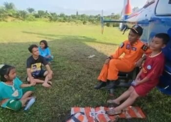 Tawa Anak-Anak Aceh Tamiang Jadi Energi Positif bagi Kru Helikopter Polri